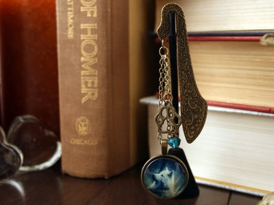 Wolf Bookmark Cabochon in Blues & Whites, Chains, Pawprint, Blue Swarovski