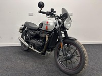 TRIUMPH STREET TWIN ** LONG MOT - GEAR INDICATOR - BAR END MIRRORS **