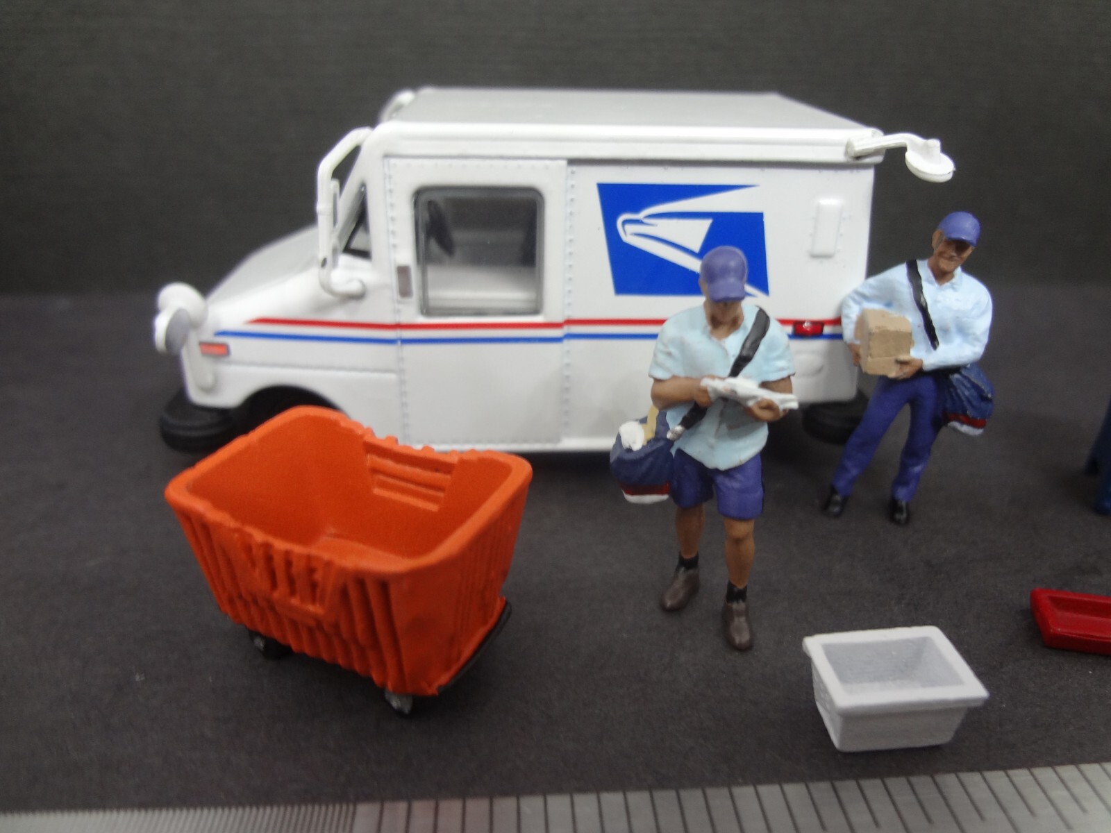 1:64 figure set USPS Mailman + equipment + LLV vehicle - Diorama Accessories  