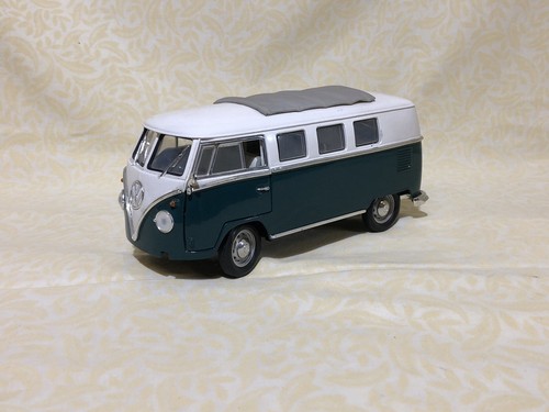 1962 Volkswagen Microbus Blue 1/18 Diecast Car by Welly