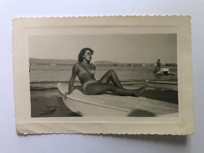 Snapshot Photo originale vintage Femme assise maillot de bain barque - SB566