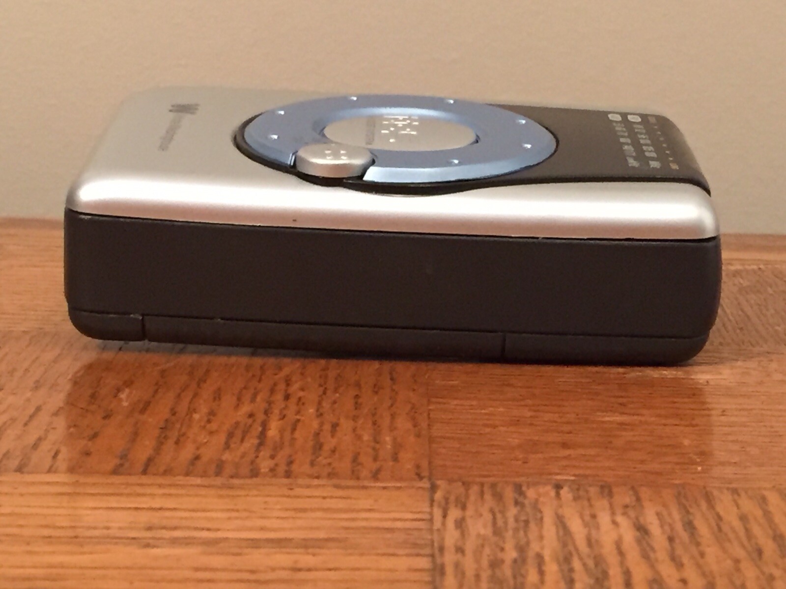 White-Westinghouse WCS-12330 AM/FM Stereo Radio Cassette Player w/ Ear Buds