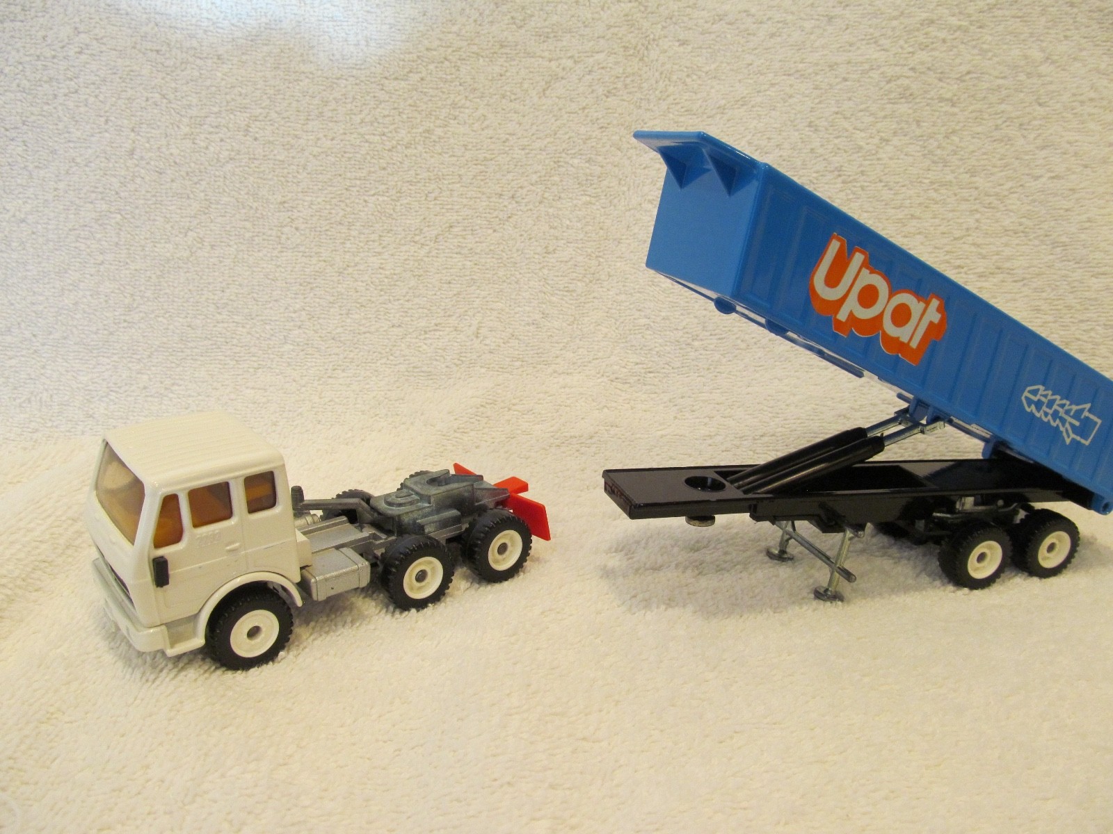 RARE GERMAN SIKU UPAT DIE CAST DUMP TRUCK 2232 MERCEDES CAB