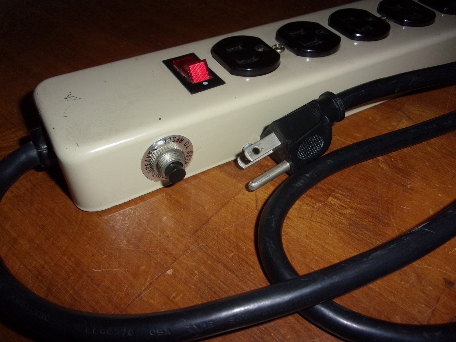 15 Amp 6 Outlet Power Strip with 5.5' 12 AWG cable Circuit Breaker Reset