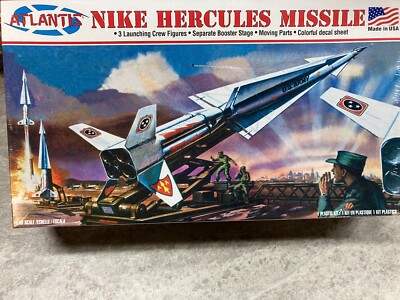 Atlantis Nike Hercules Missile with 3 Crew Member 1:40 Scale Model Kit