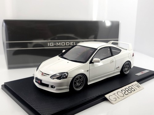 OTTO 1:18 scale BMW E30 325i Sedan 1988 Dolphin Grey OTTO 1:18 scale BMW E30 325i Sedan 1988 Dolphin Grey