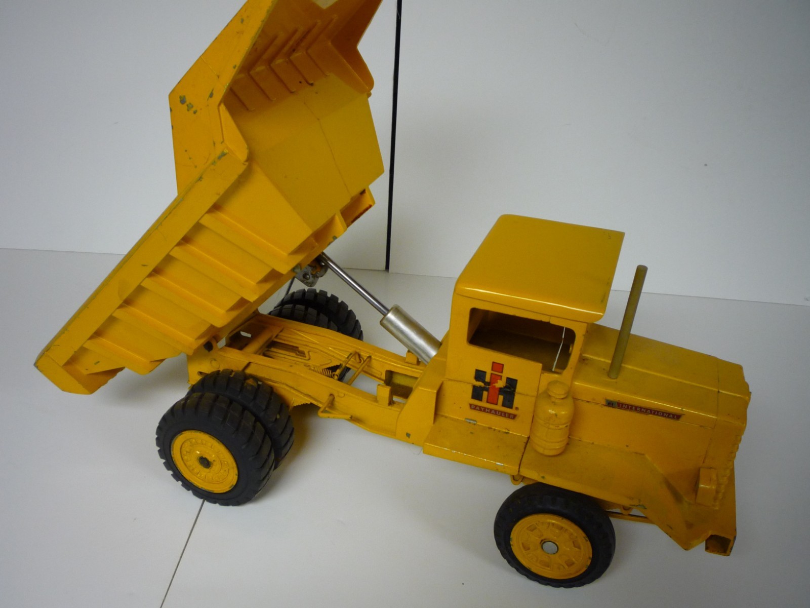 ESKA INTERNATIONAL PAYHAULER DUMP TRUCK