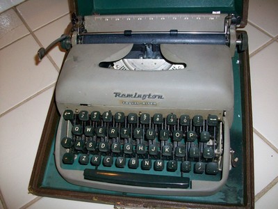 1950s Antique REMINGTON Travel-Riter PORTABLE TYPEWRITER w/CASE -WORKS GREAT!