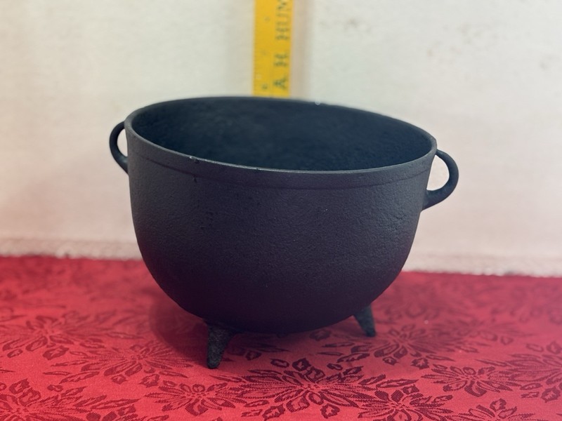Number 6 Cast Iron Footed Kettle -peyote Drum. 6 Inches