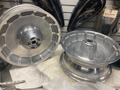 タイヤ・ホイール Fatboy Rear Front Mag Wheel Harley Fatboy 4.50 8.00 x 18 OEM FLFB
