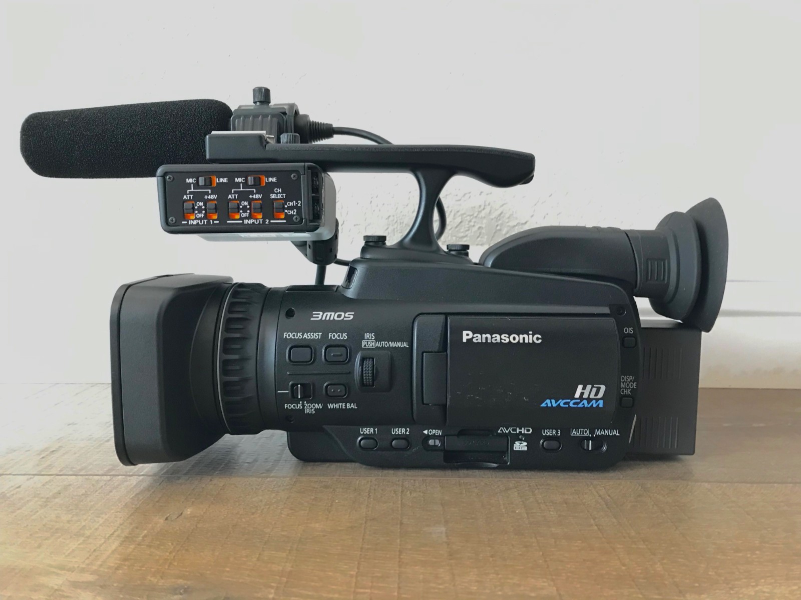Panasonic AG HMC40P AVC HD Camcorder w Rode XLR Apollo Century .3x MK II Fisheye