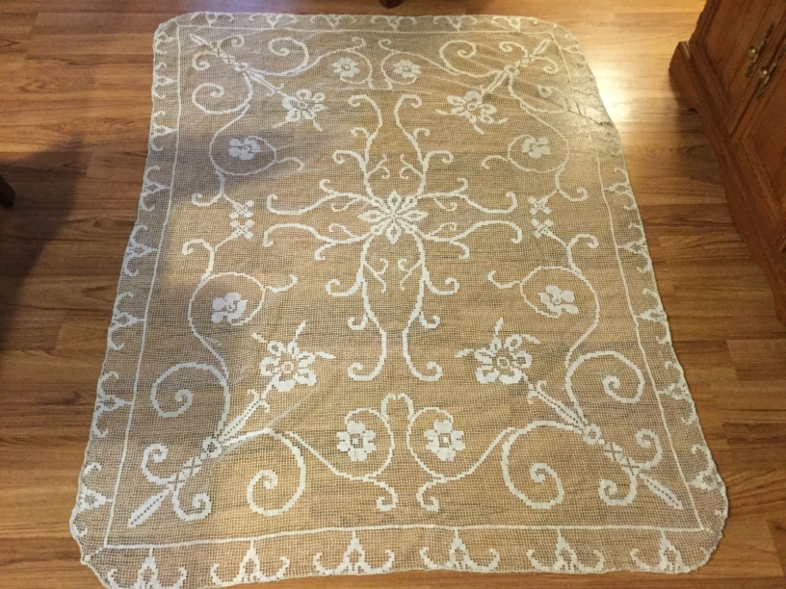 EXQUISITE FLOWER DESIGN  ANTIQUE HANDMADE CROCHET TABLECLOTH MARY CARD ?