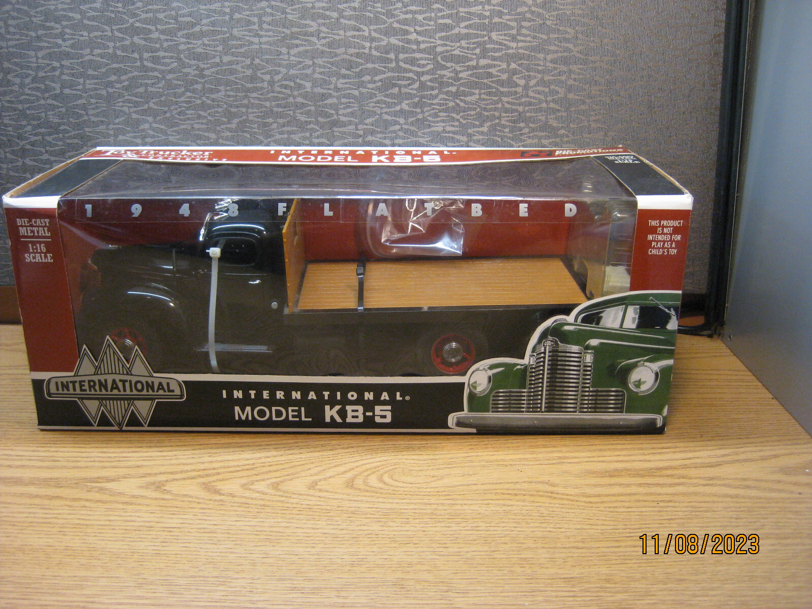1/16 scale HIGHWAY 61 1948 INTERNATIONAL KB-5 BLACK FLATBED
