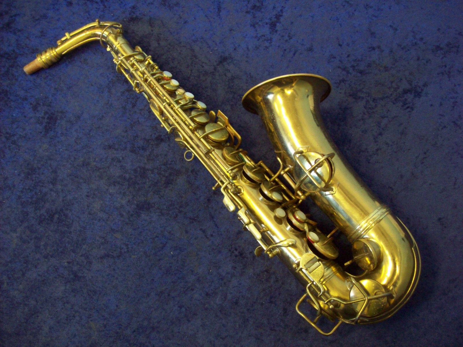 VINTAGE 1926 C.G. CONN LTD. NEW WONDER II CHU BERRY ALTO SAXOPHONE + CASE