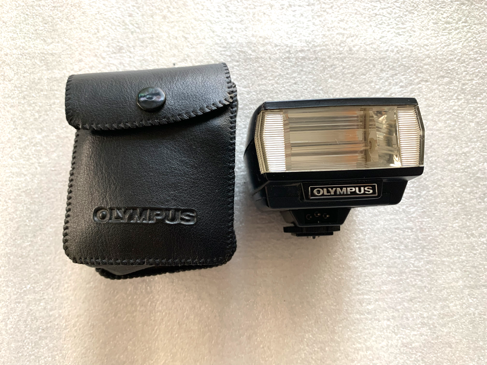 Olympus OM System Electronic Flash T 20 for OM2 Shoe Mount With Case