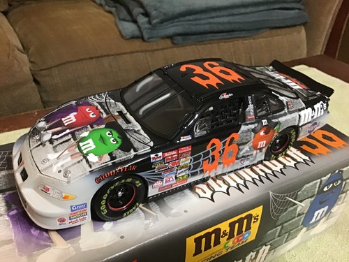 2001 Action KEN SCHRADER #36 M&M's / Halloween Nascar 1/24