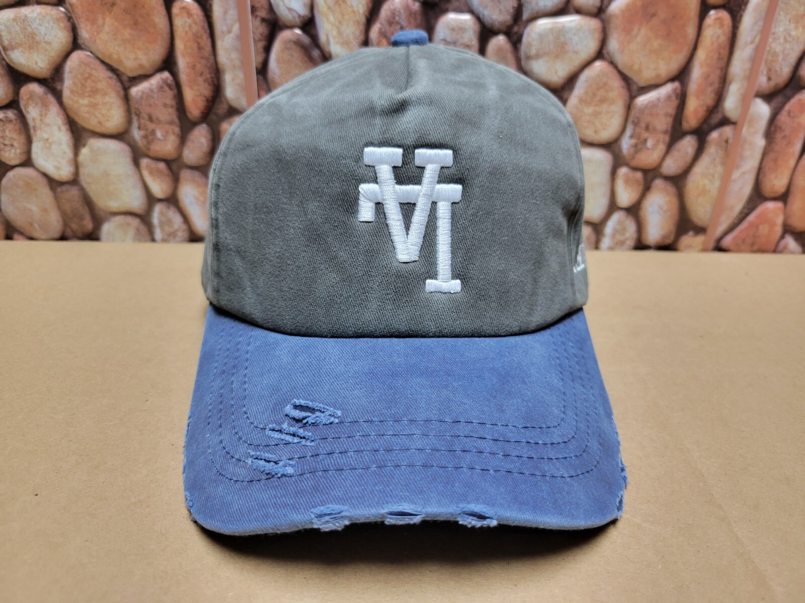 ネペンテス ロサンゼルス Unlikely BASEBALL CAP グレー ネペンテス ロサンゼルス×アンライクリー、逆さ“Nロゴ”の青