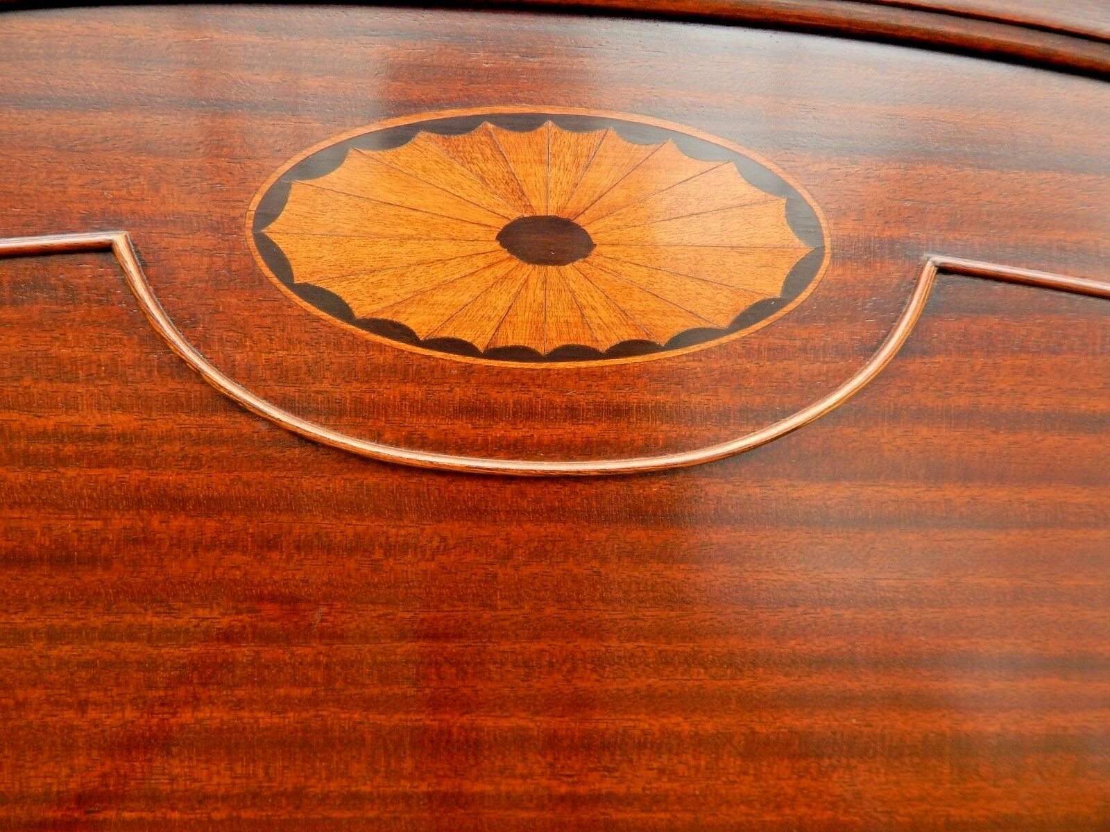 VINTAGE OR ANTIQUE PAIR OF TWIN BEDS HEPPLEWHITE STYLE, IN VERY GOOD CONDITION