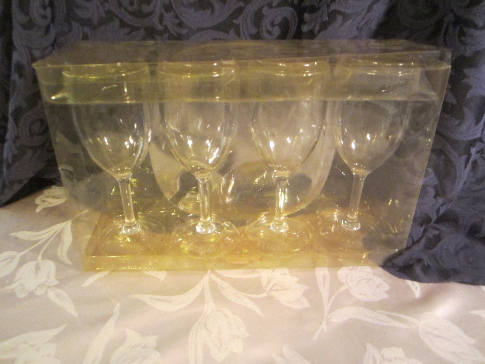 NIB Reusable Acrylic 4 Plates with Built-in Stemware Holder 4 glasses NEW