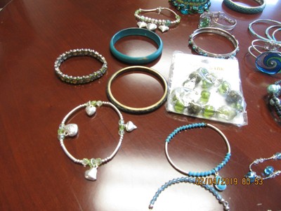 LOT OF 32 BRACELETS, BLUE GREEN AQUA TURQUOISE SHADES, FASHION JEWELRY NEW USED