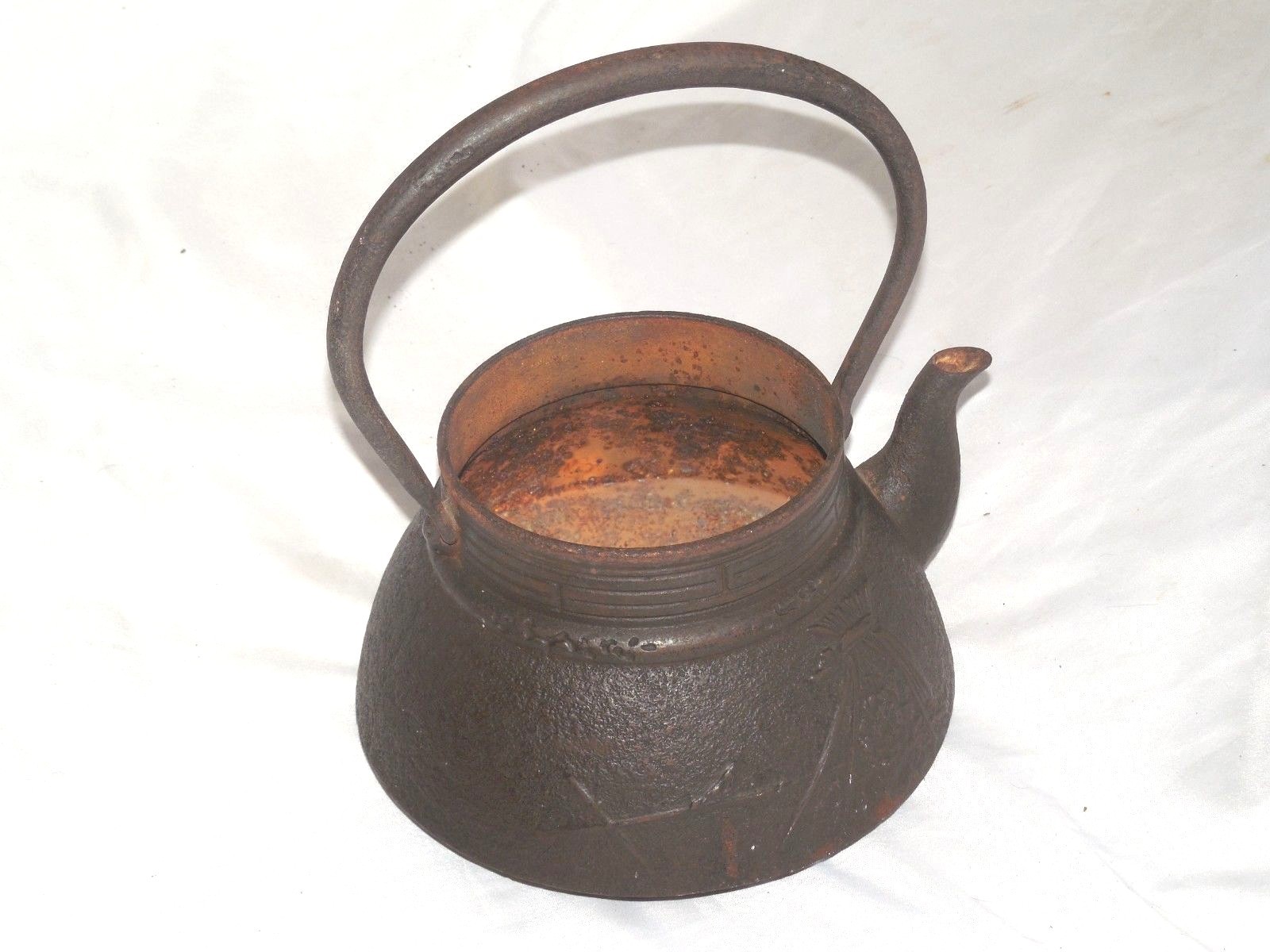 LARGE ANTIQUE SIGNED JAPANESE CAST IRON WATER  KETTLE TEAPOT 10 1/4 INCHES TALL