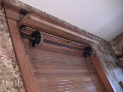 VICTORIAN ANTIQUE OAK WOOD TAMBOUR DOOR PARTITION OVERHEAD ROLL UP PARLOR ENTRY
