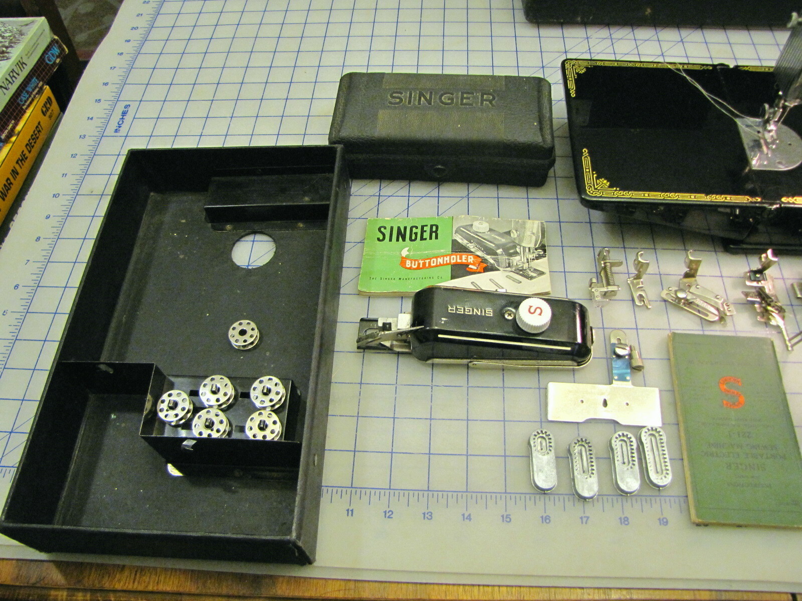 SINGER FEATHER WEIGHT SEWING MACHINE 1950 AJ581587