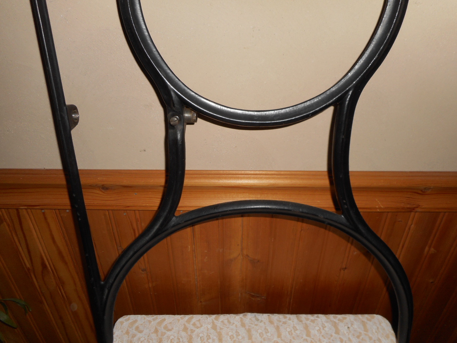 ANTIQUE FAVORITE TREADLE SEWING MACHINE CAST IRON CENTER SUPPORT