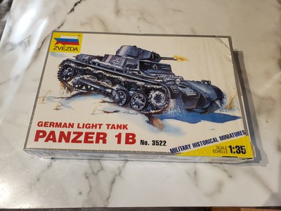 ZVEZDA PANZER 1B GERMAN LIGHT TANK No. 3522 1:35 Scale Model Kit