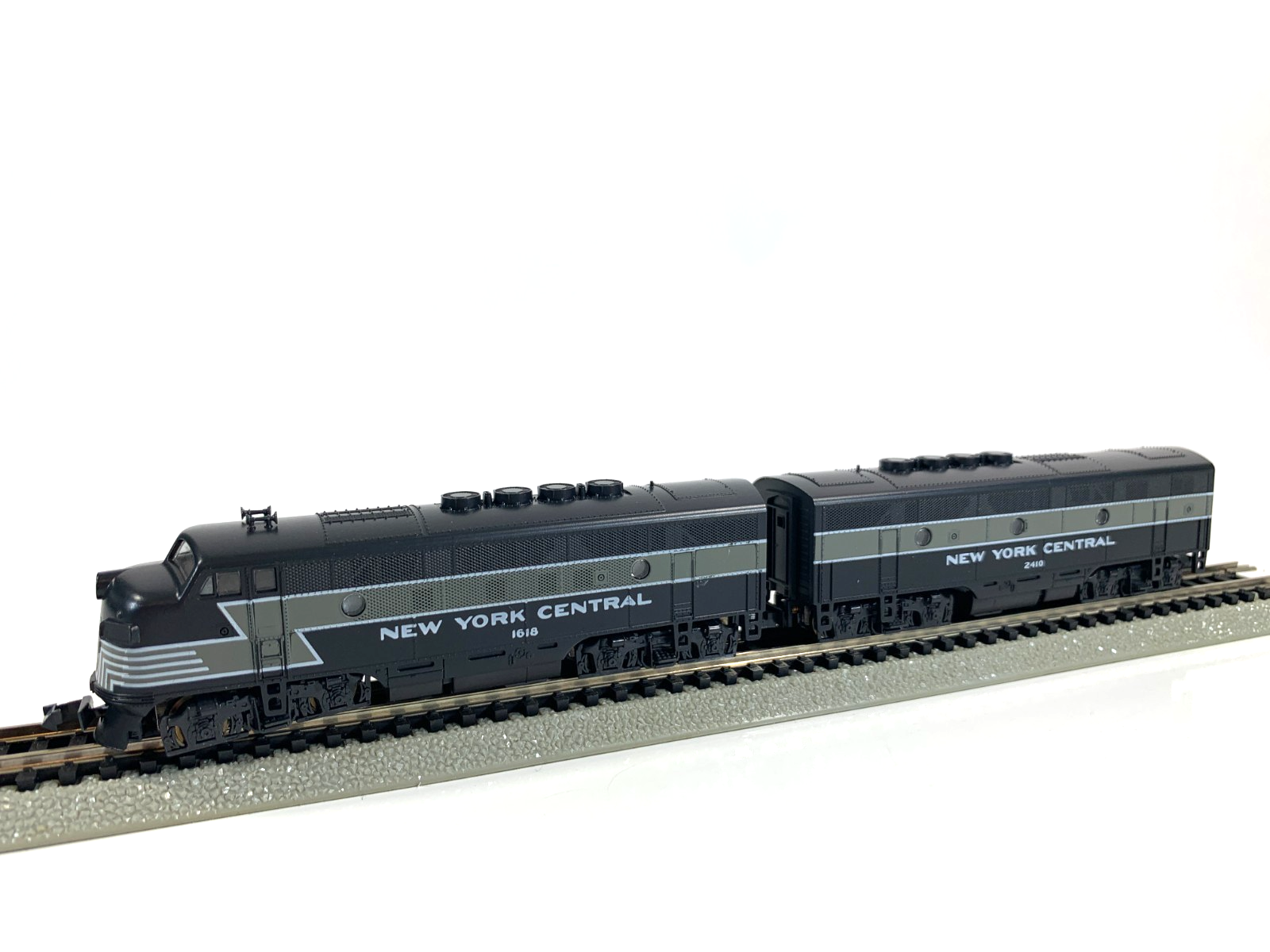 Kato 176-077 & 176-085 NYC EMD F3 AB (pair #1618#2410) Phase