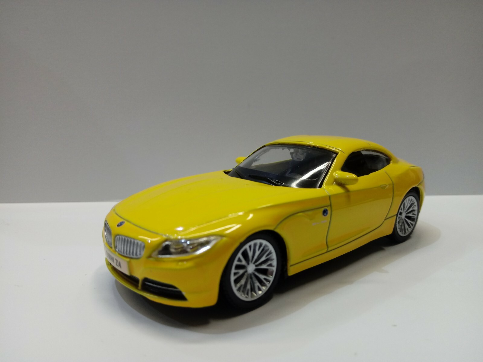 【美品】　BMW Z4 1/43モデル 展示用台座付　ディーラー正規品 BMW Z4 E85 2002-2008, Diecast Model, Silver, 1:43 Scale, 80