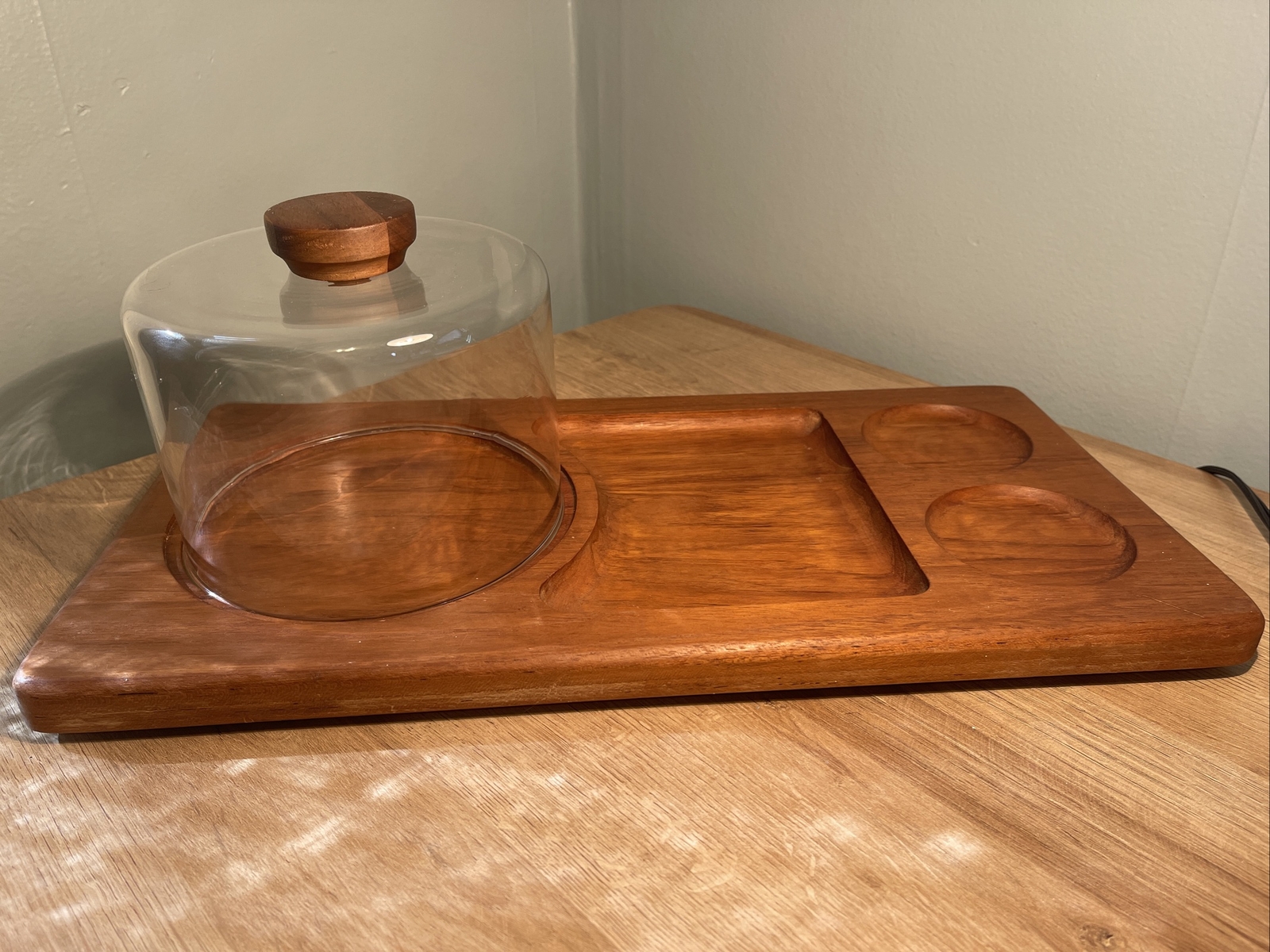 VINTAGE MID CENTURY GAILSTYN SUTTON TEAK WOOD CHARCUTERIE BOARD CHEESE DOME
