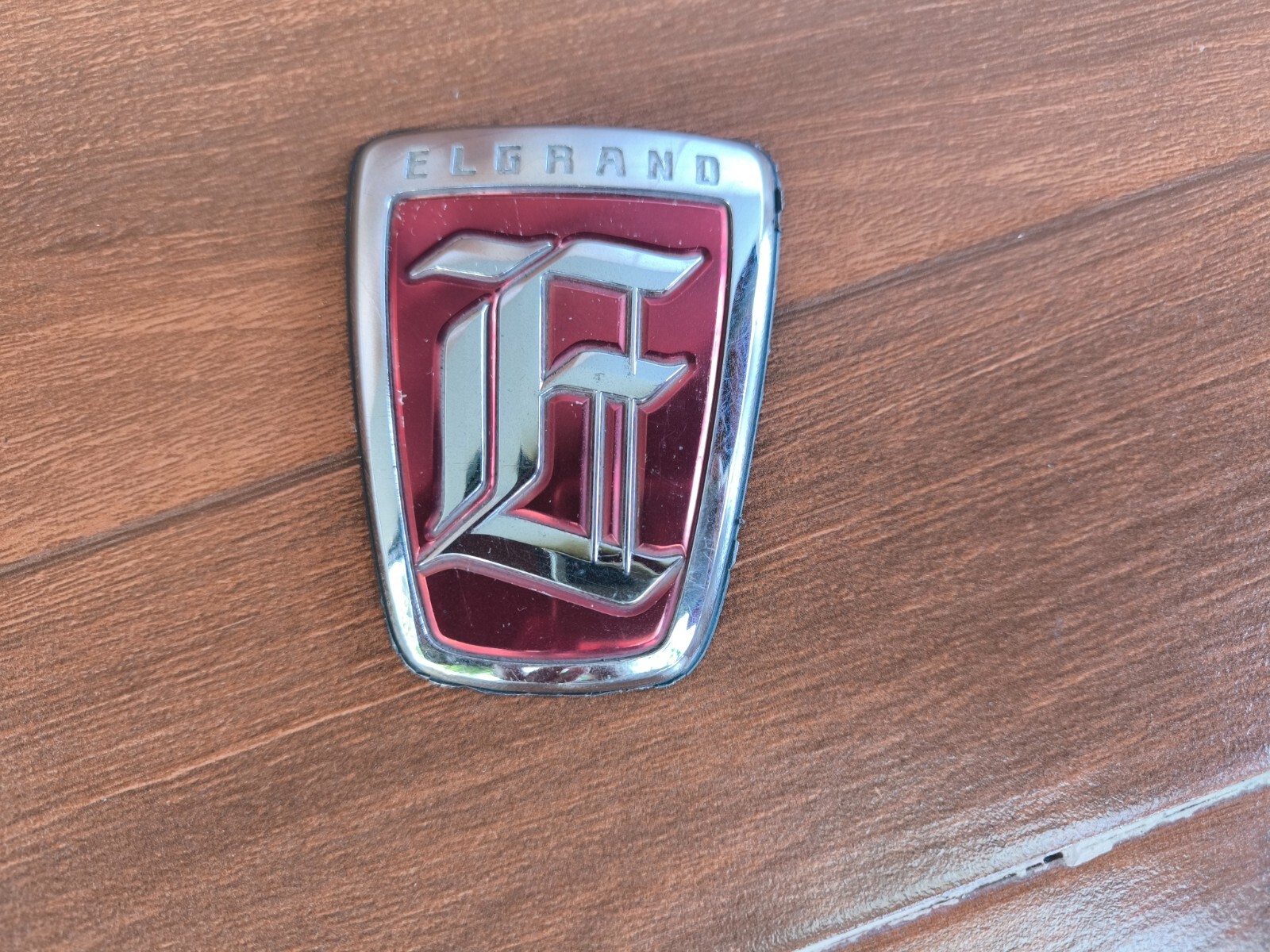Nissan ELGRAND 外装パーツ 赤 Nissan ELGRAND Front Grill Red Emblem Badge Logo Genuine