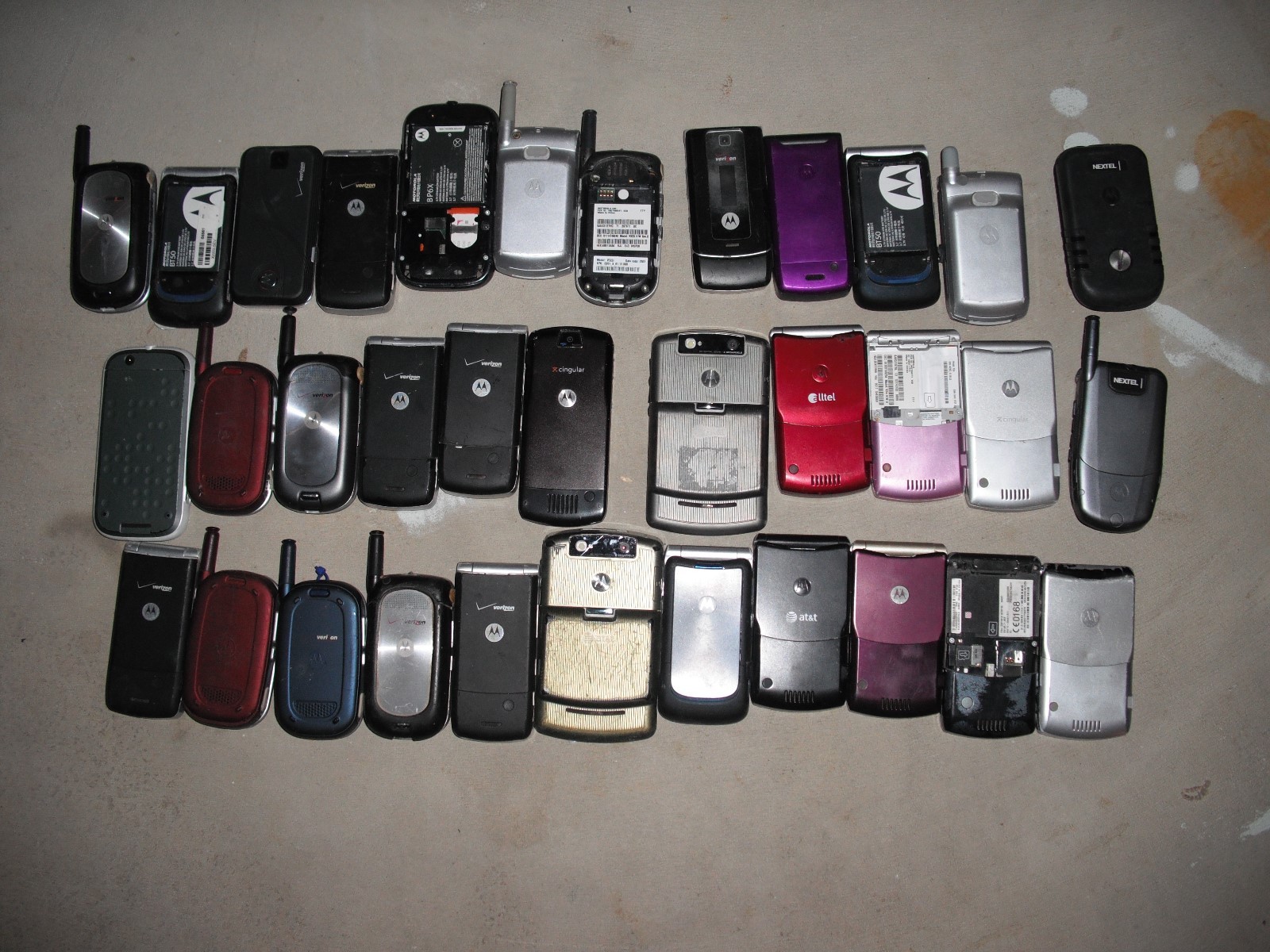 Motorola 34 Phone Lot For Parts AS IS Gold Recovery RAZR