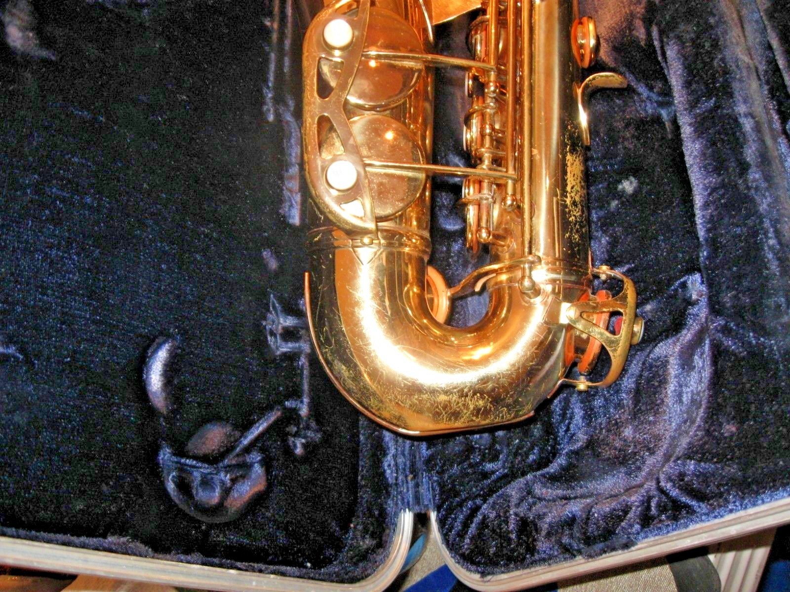 VINTAGE CONN ALTO SAXOPHONE GOLD & CONN HARDSHELL CASE SERIAL NUMBER N63035 USED