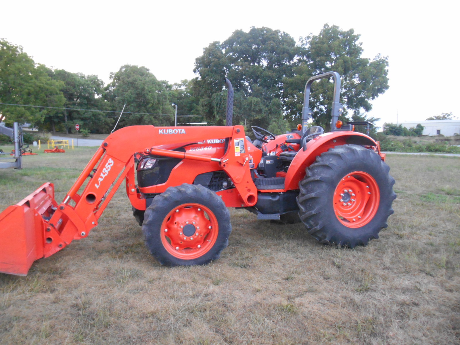 M8540 Kubota 4WD tractor with Loader/85 HP/Hydraulic shuttle/590 Hours