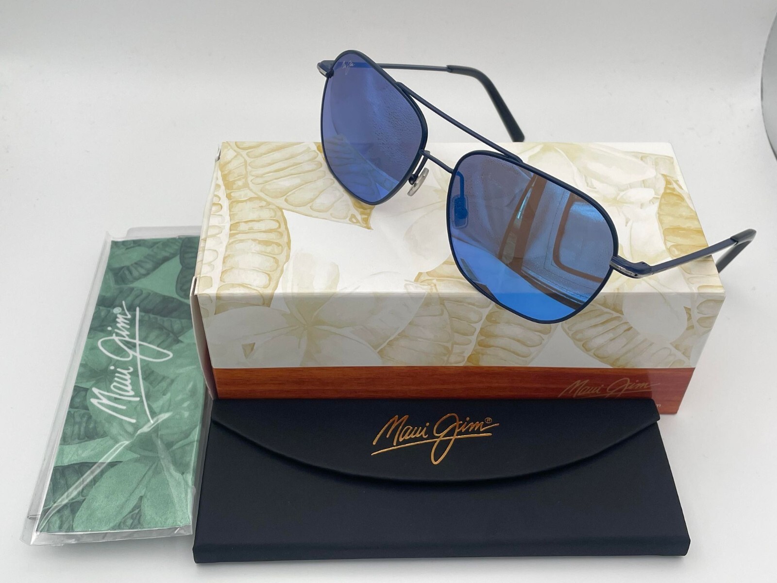 Pre-owned Maui Jim Mano B877-03 Dark Navy With Silver Stripe Frame / Blue Hawaii Lens