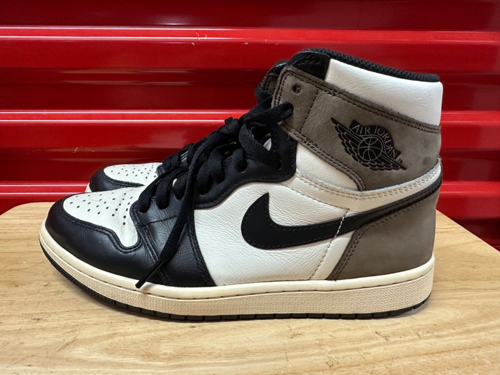Nike Air Jordan 1 Retro OG High Dark Mocha 555088-105 Used Nike Air Jordan 1 Retro OG High Dark Mocha 555088-105 Used