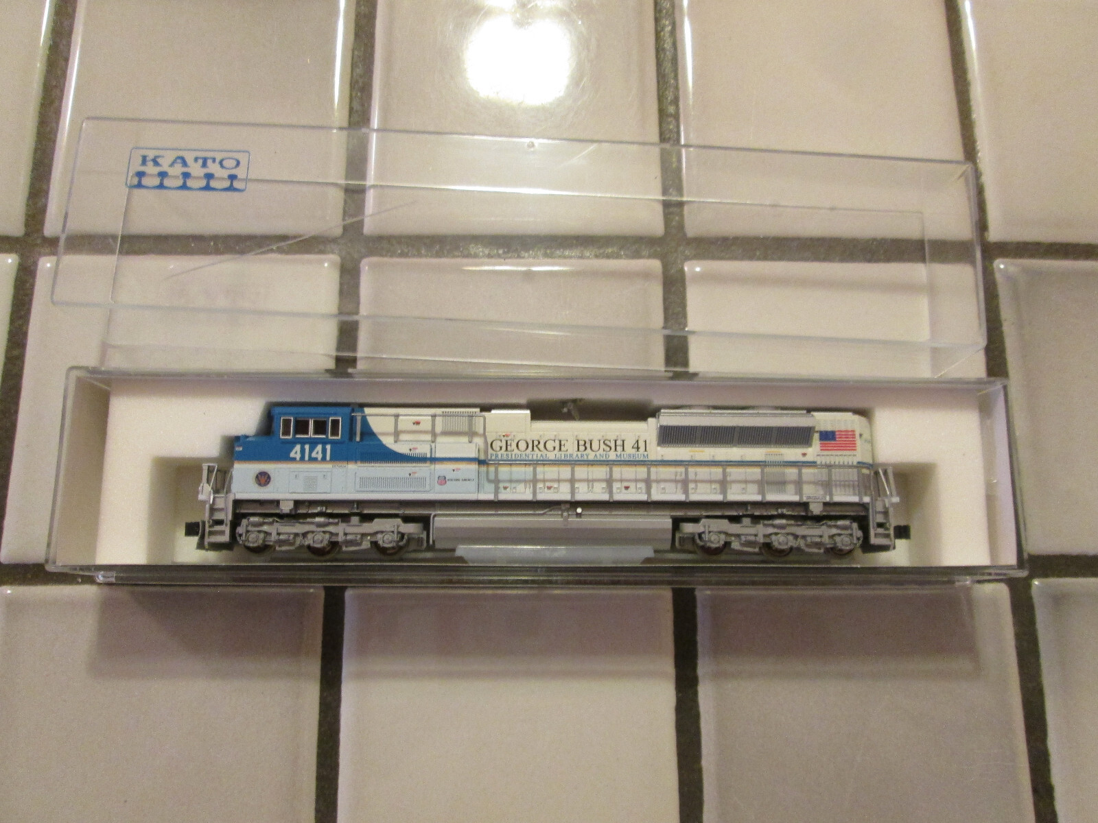 KATO GEORGE BUSH 4141 SD70ACe powered engine N SCALE KATO GEORGE BUSH 4141 SD70ACe powered engine N SCALE