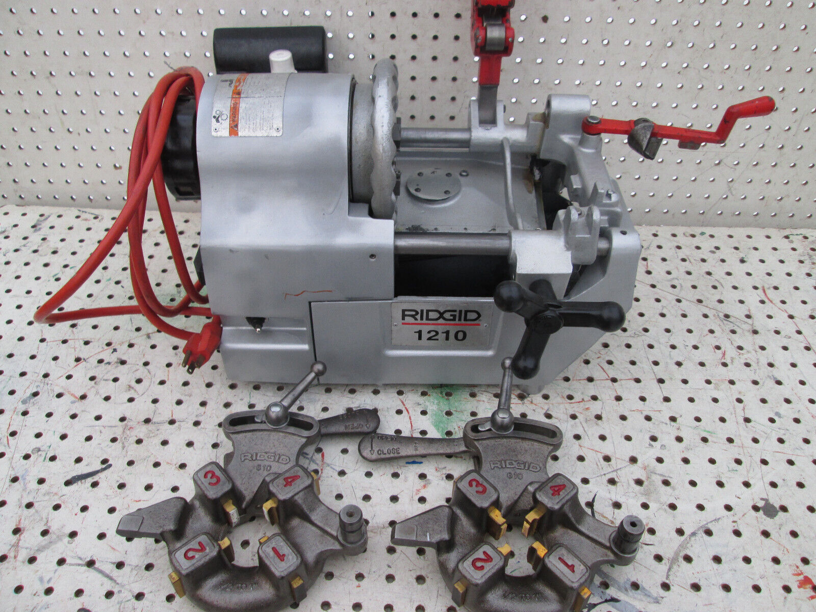 RIDGID 1210 Pipe Threader with two (2) Die Head & Dies inserts 1/2 RIDGID 1210 Pipe Threader with two (2) Die Head & Dies inserts 1/2