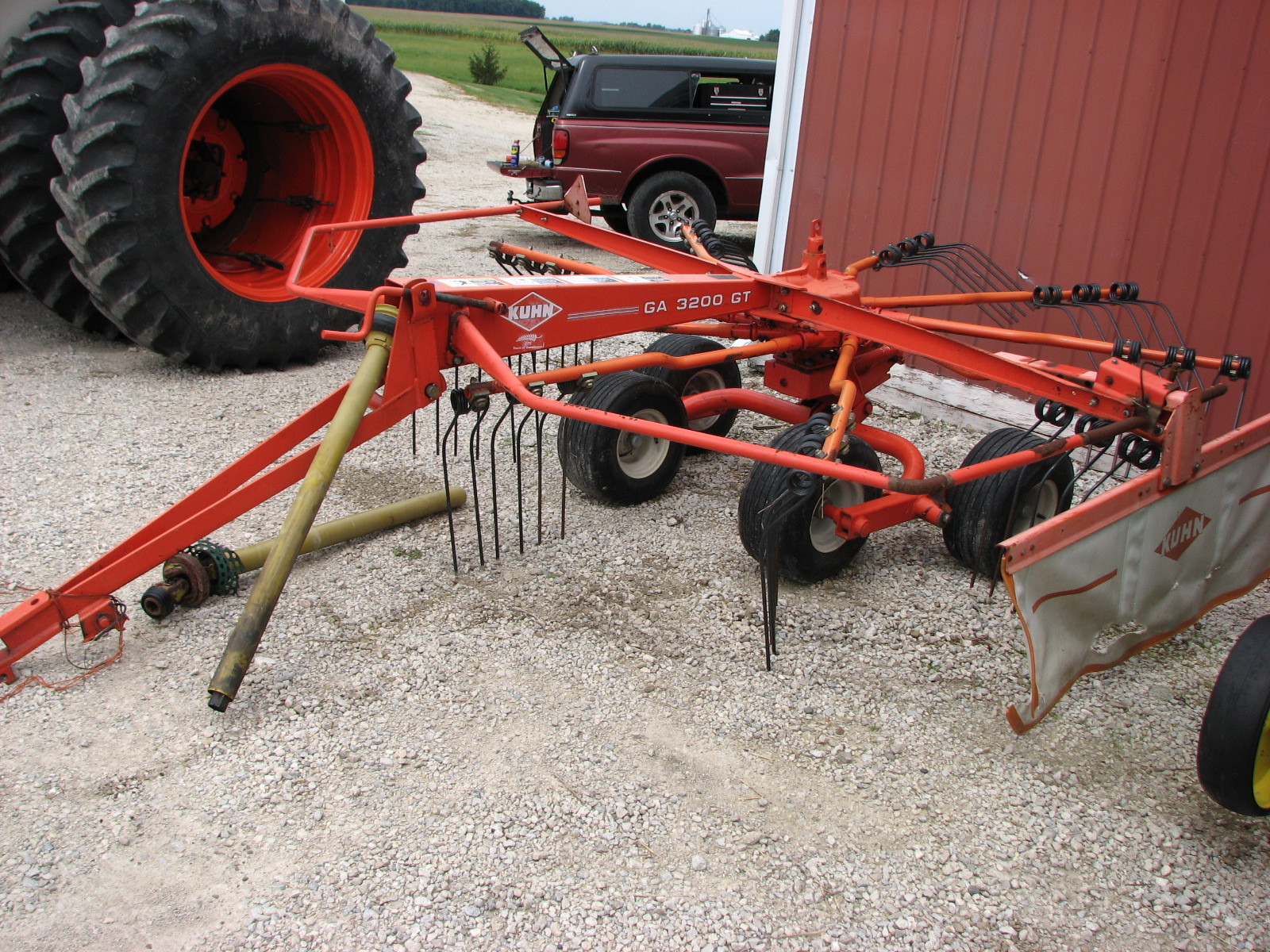 1 owner Kuhn GA 3200 GT gyro rake. New tines. 540 pto drive, pull type.