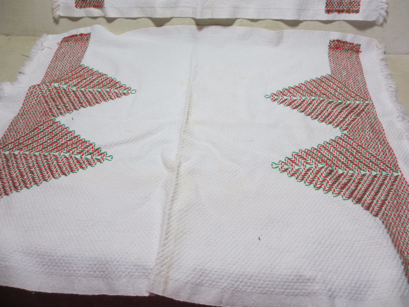 Christmas Linens 2 Placemats 6 Cocktail Napkins 1 Handkerchief & More