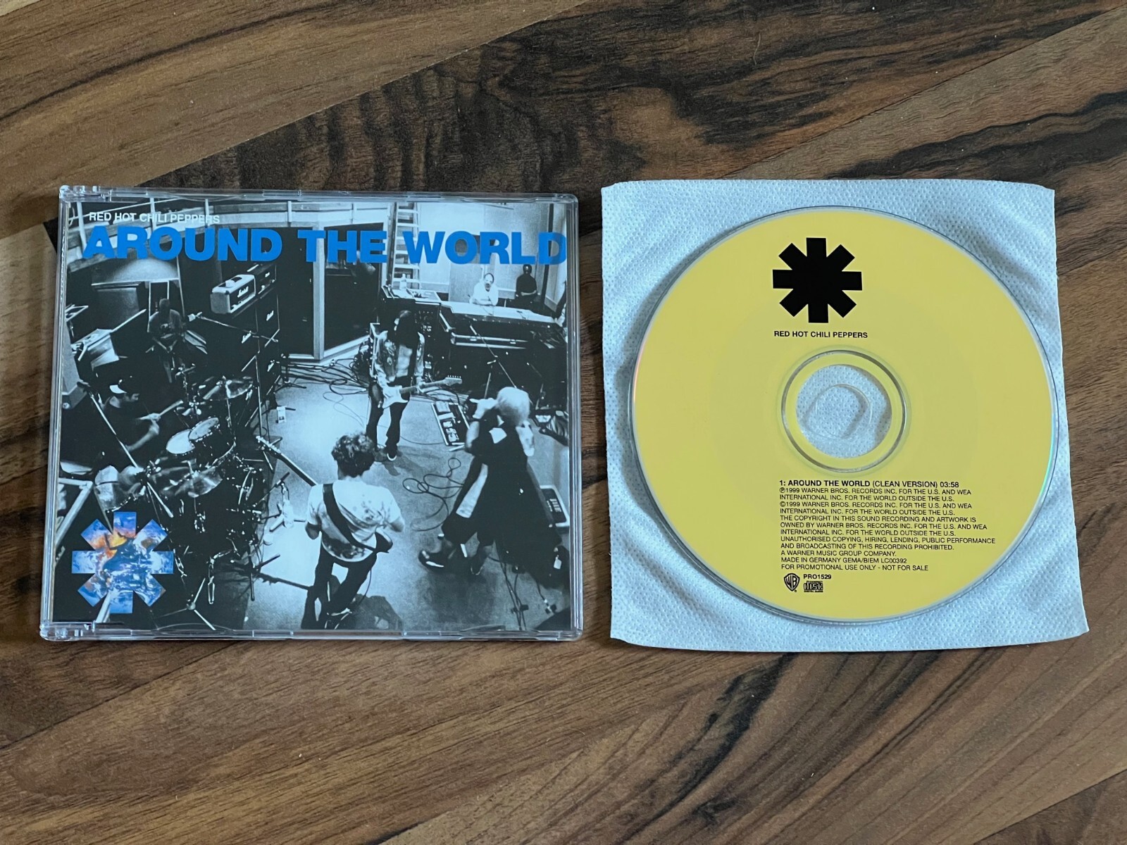 セール/Red Hot Chili Peppers スペシャルアーティスト2XL Red Hot Chili Peppersスペシャル アーティストパーカー2XL