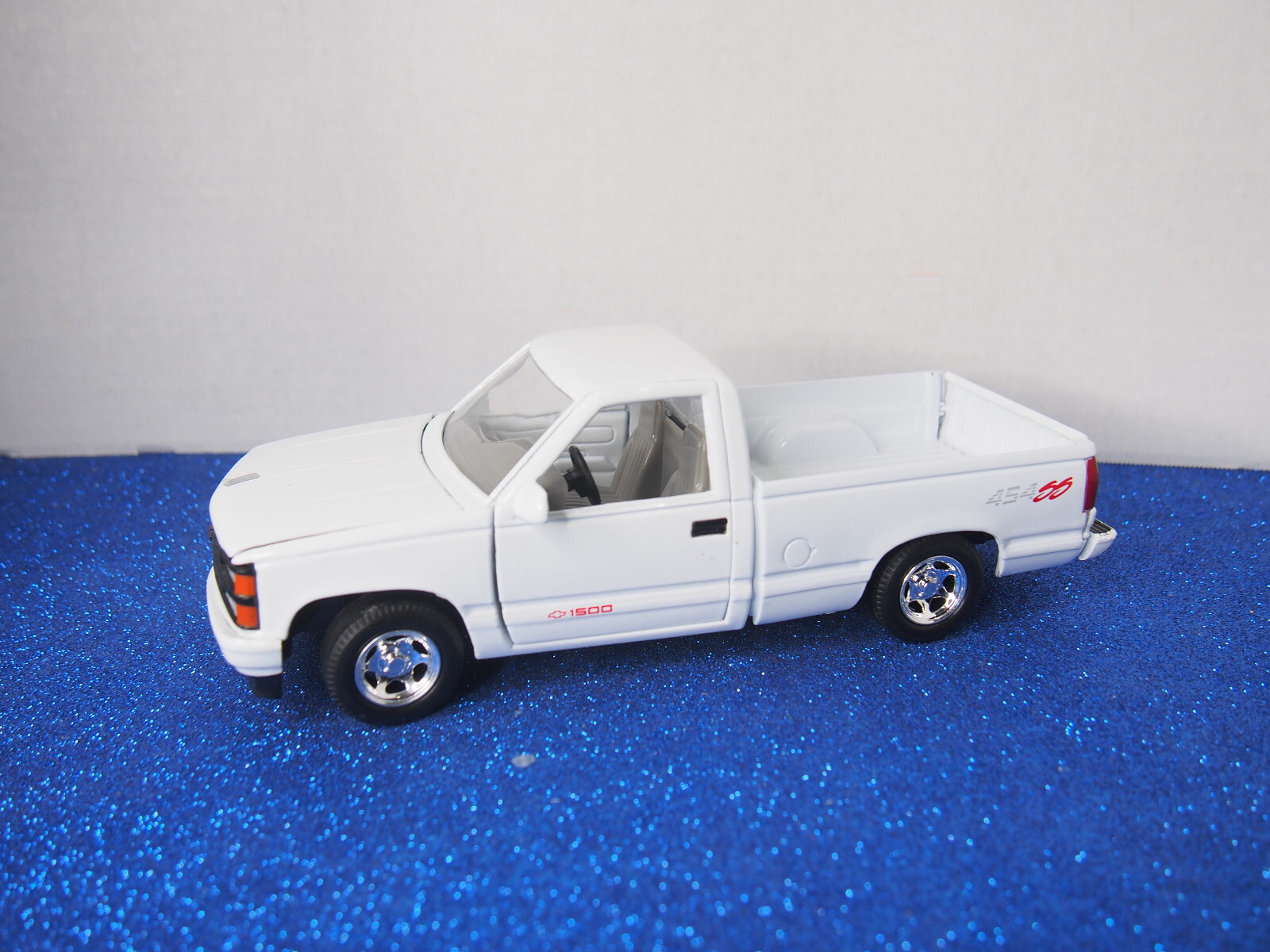 Motormax 1/24 Scale Diecast Truck OBS Chevrolet Silverado C