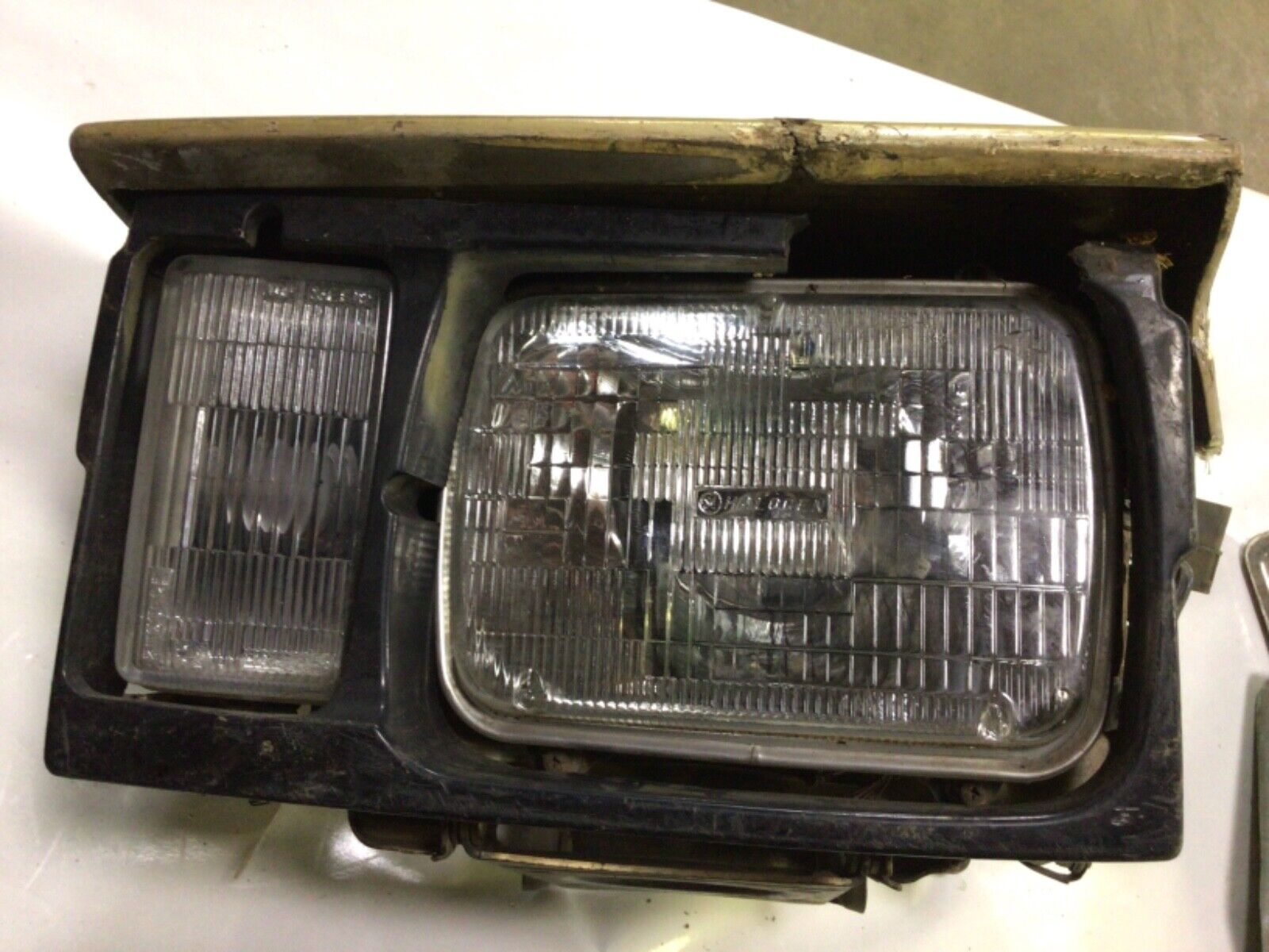 1984-1986 Nissan 300ZX 2DR HB Left Pop Up Headlight Assembly 1984-1986 Nissan 300ZX 2DR HB Left Pop Up Headlight Assembly