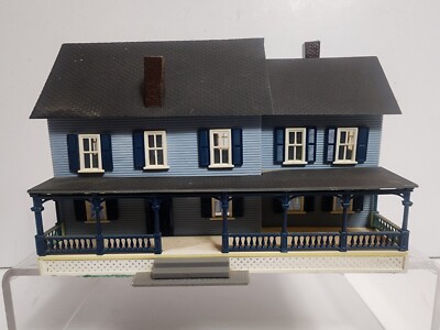HO Scale Large 2-story farm house w/ porch - Built plastic model 6.5'' x 4''