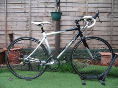 GIANT SCR4 Road Bike. 700C wheels. Medium frame. 16 speed. Very good condition