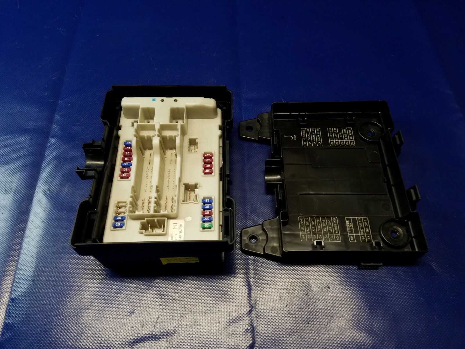 2012 - 2014 INFINITI M35h Q70 ENGINE BAY IPDM FUSE JUNCTION RELAY BOX
