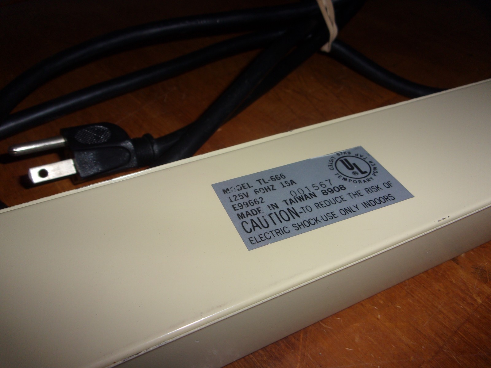 15 Amp 6 Outlet Power Strip with 5.5' 12 AWG cable Circuit Breaker Reset