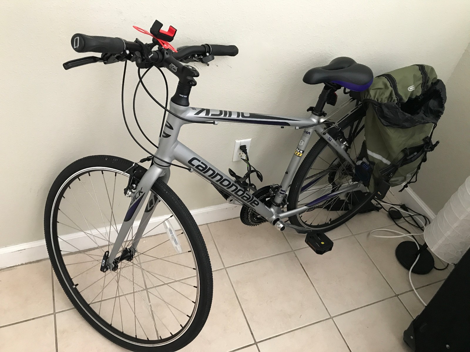 Bicycle Cannondale Quick 6 CF2278TL02 Grey and purple